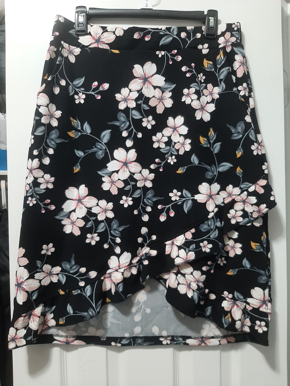 Ana Rose Black Floral Ruffle Skirt Size Large with Pockets